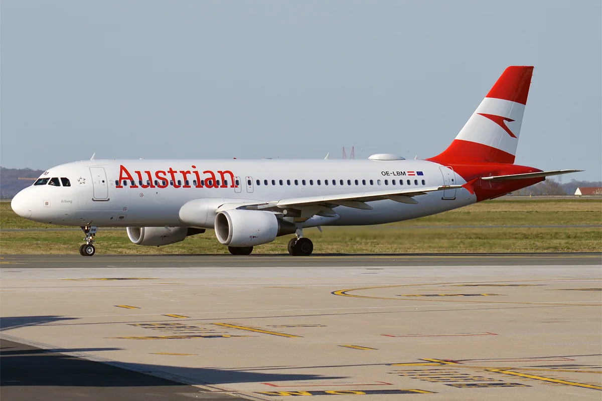 Airbus A320 Austrian Airlines z czerwonym statecznikiem pionowym na ziemi