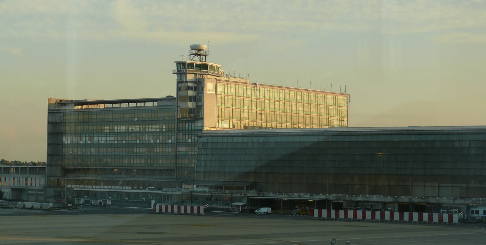 Starszy budynek terminalu i wieża kontroli lotów na lotnisku Brussels Airport w Zaventem