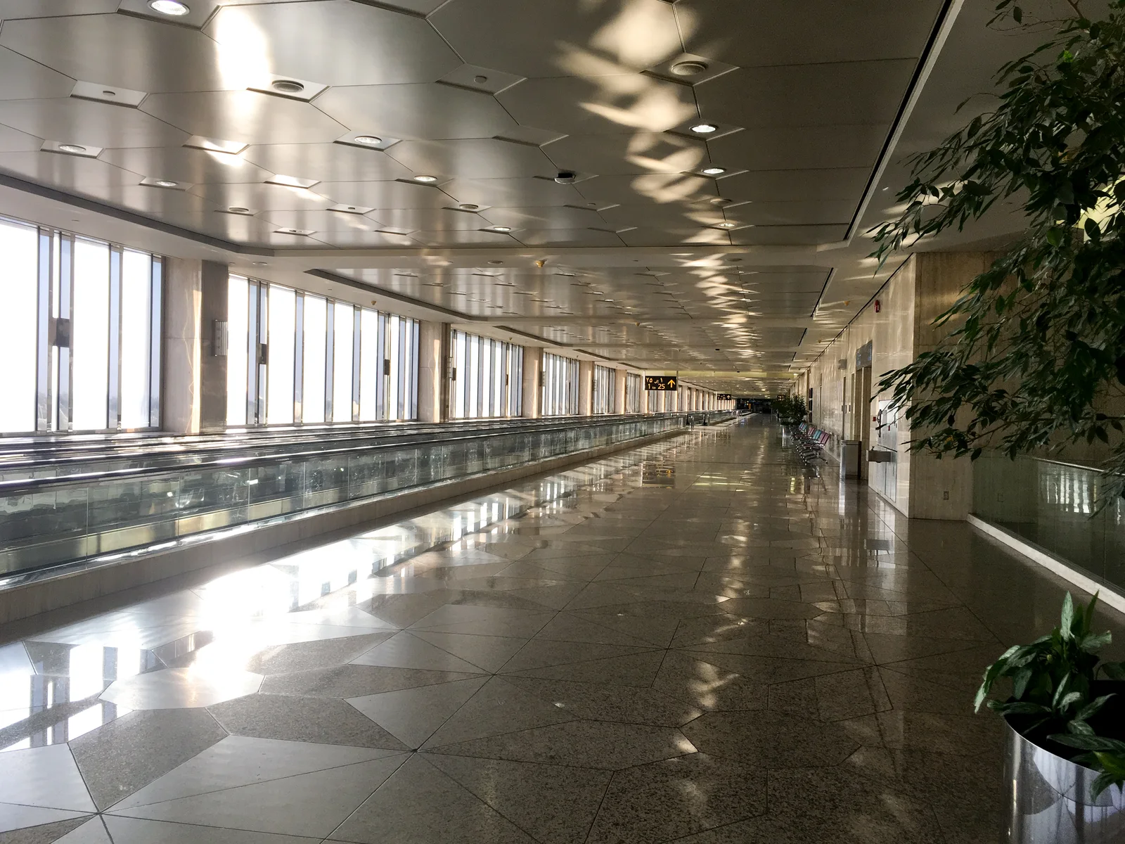 Korytarz z chodnikiem ruchomym i oknami wewnątrz lotniska w Dammam