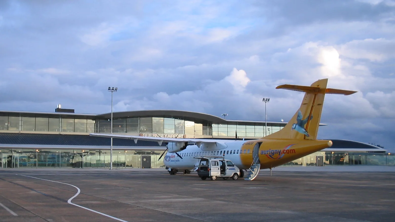 Samoloty Aurigny przed terminalem lotniska Guernsey