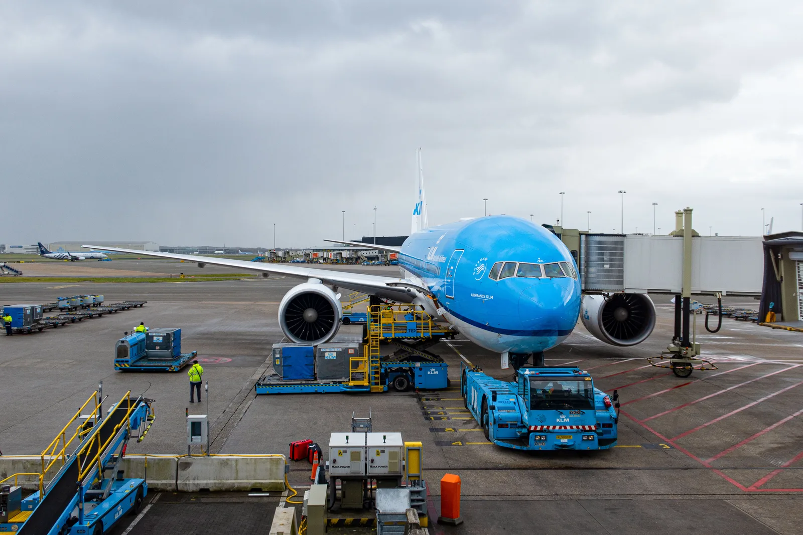 Un Boeing 777-300ER de KLM à une porte de l’aéroport d’Amsterdam-Schiphol