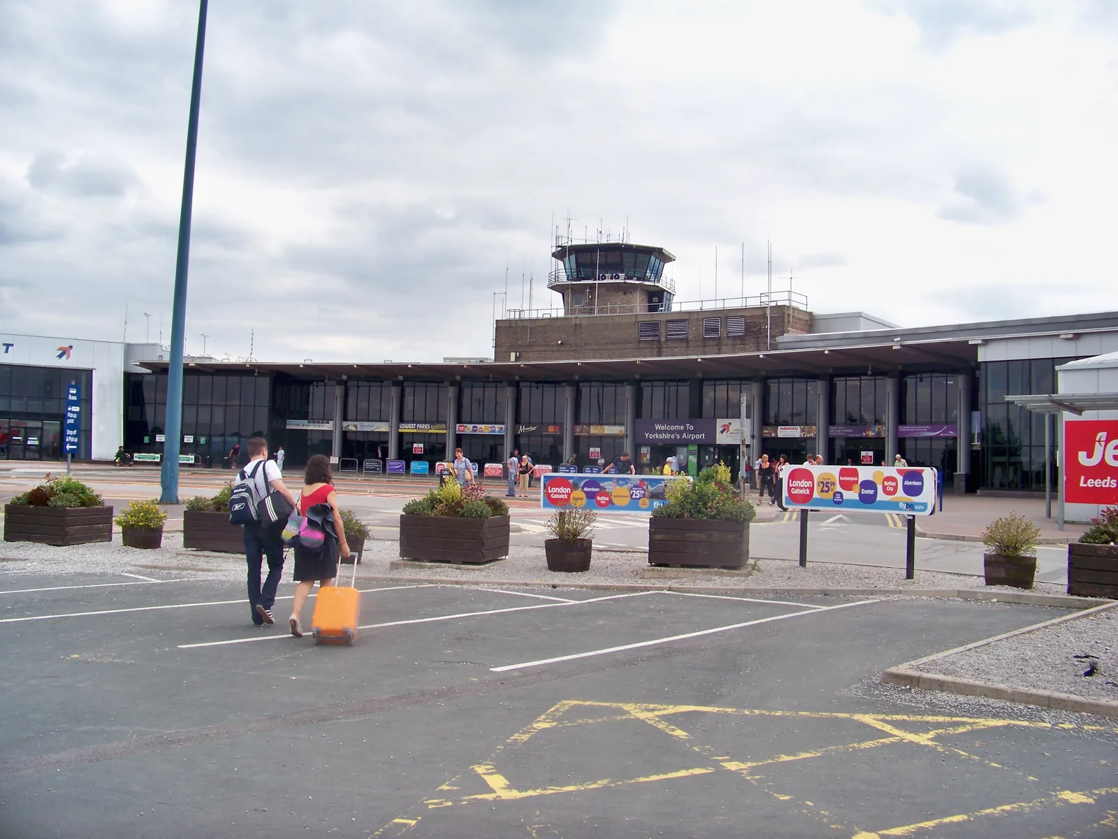 Le bâtiment du terminal et la tour de contrôle de l’aéroport de Leeds Bradford