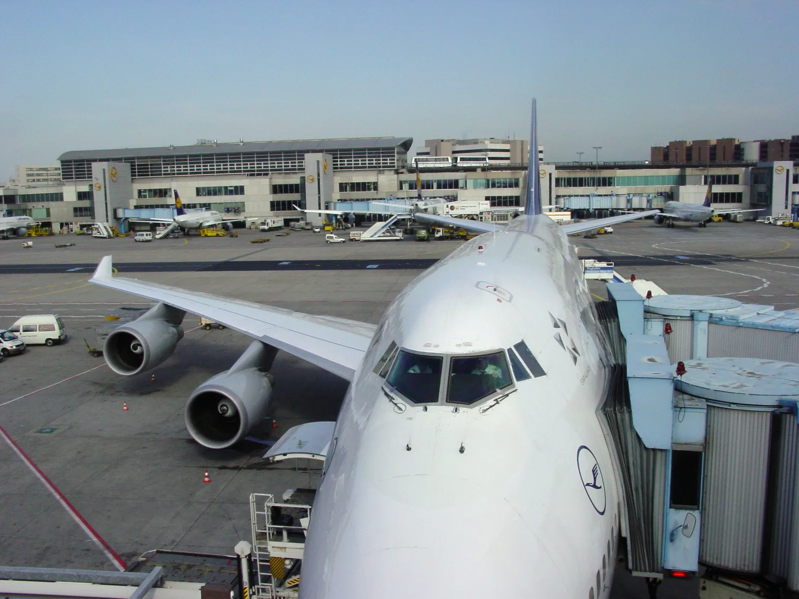 Un Boeing 747 de Lufthansa à une porte de l’aéroport de Francfort