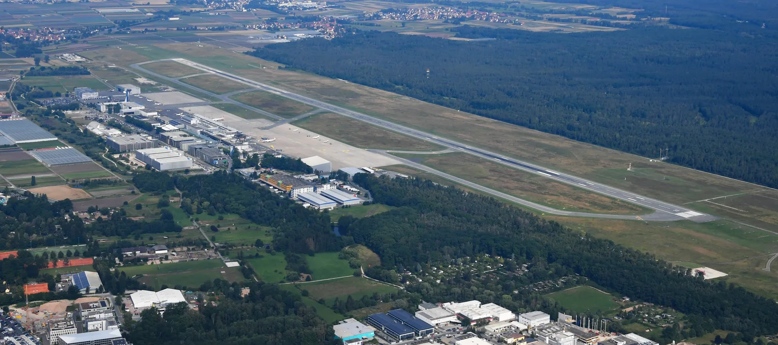 Vue aérienne de l’aéroport de Nuremberg avec la piste et la zone du terminal