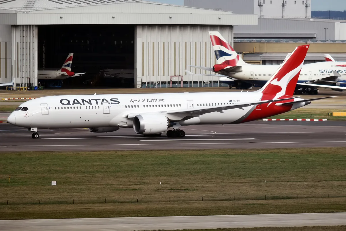 Un Boeing 787-9 Dreamliner de Qantas au fuselage blanc et à l’empennage rouge à Heathrow