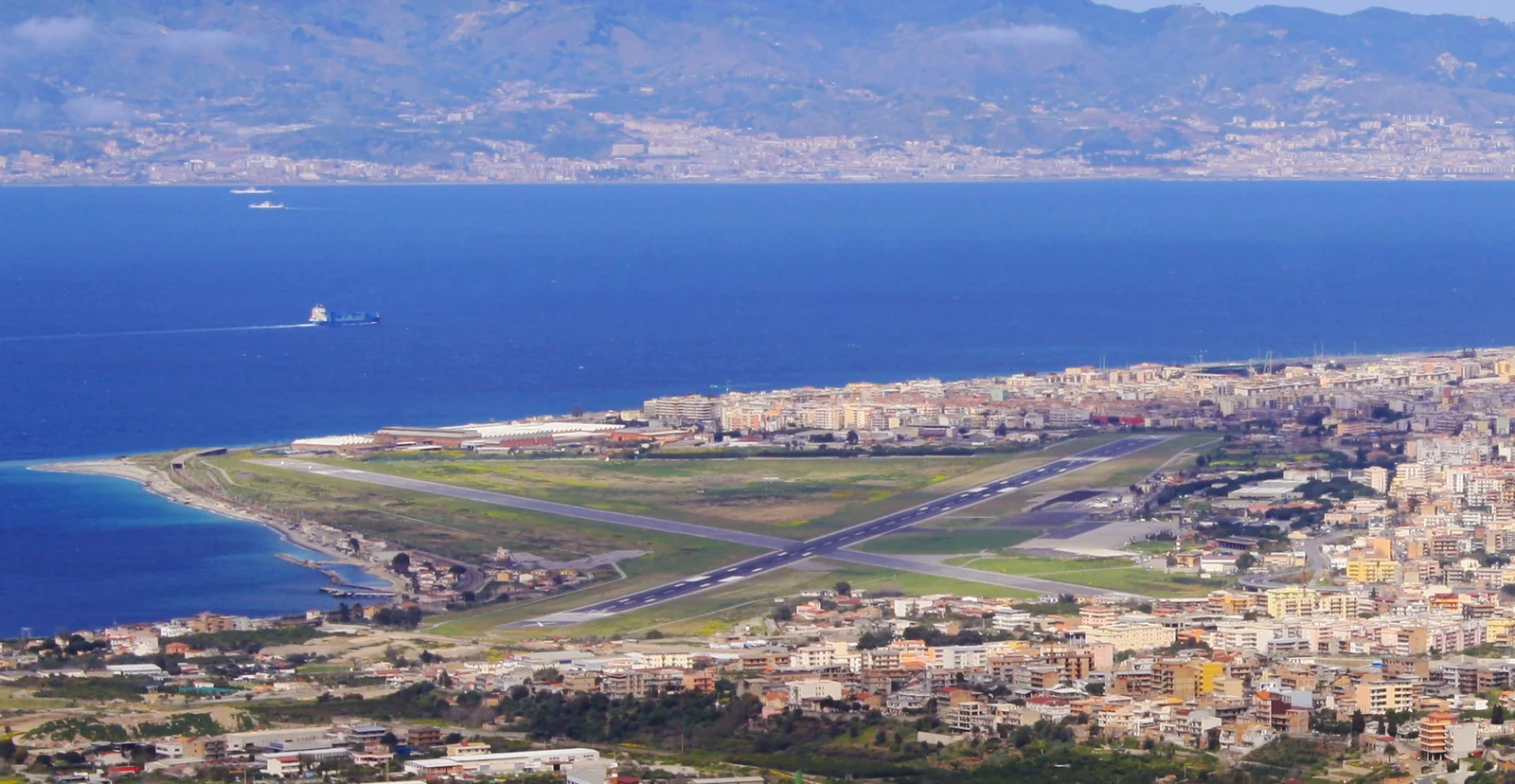 Pasy startowe lotniska Reggio Calabria i okoliczna zabudowa nad morzem