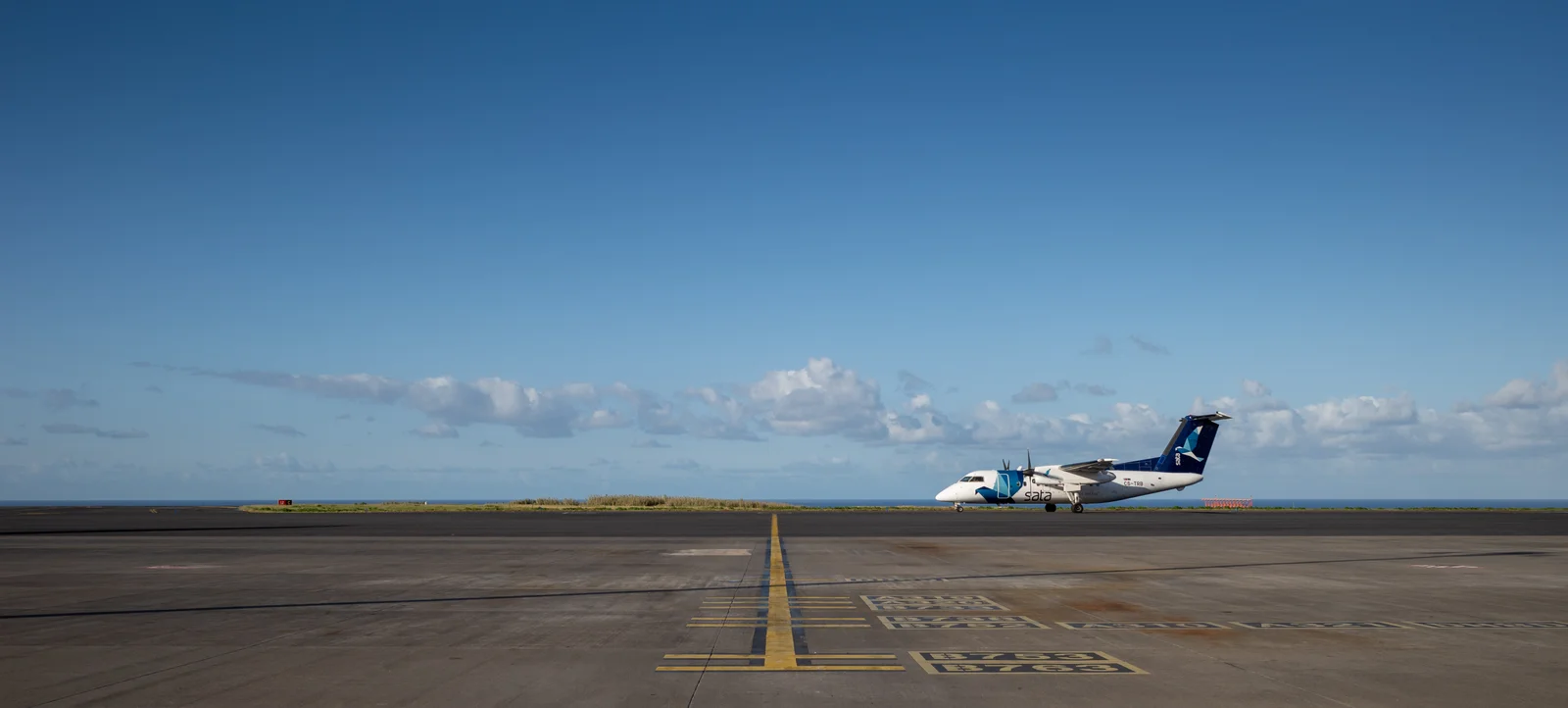 SATA Air Açores propellerflygplan på plattan vid Ponta Delgadas flygplats