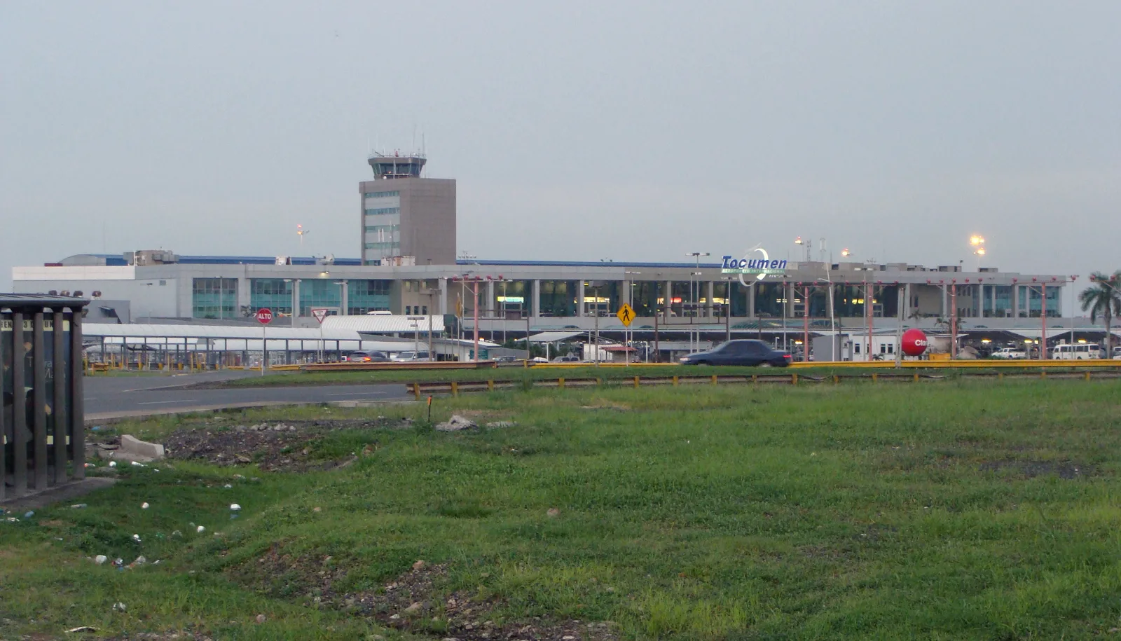 Façade du terminal et tour de contrôle de l’aéroport international de Tocumen au Panama