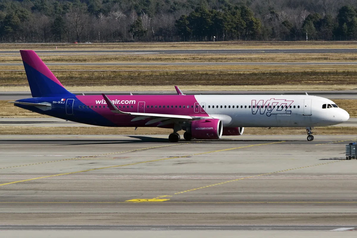 Airbus A321neo Wizz Air w różowo-białych barwach